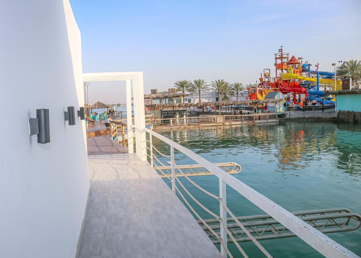 Lagoona Beach Luxury Resort And Spa Манама Екстериор снимка View of the water park