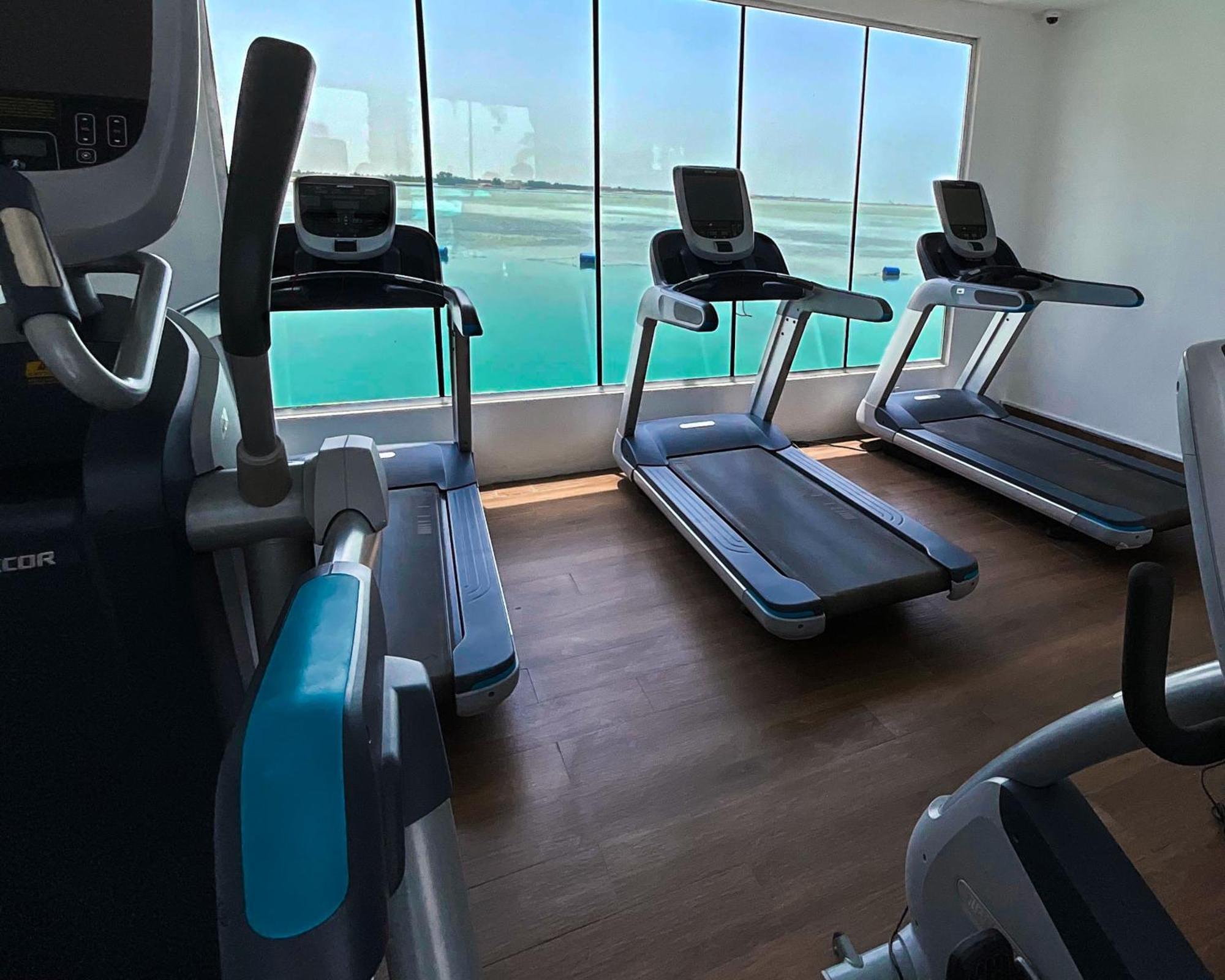 Lagoona Beach Luxury Resort And Spa Манама Екстериор снимка The gym at the hotel