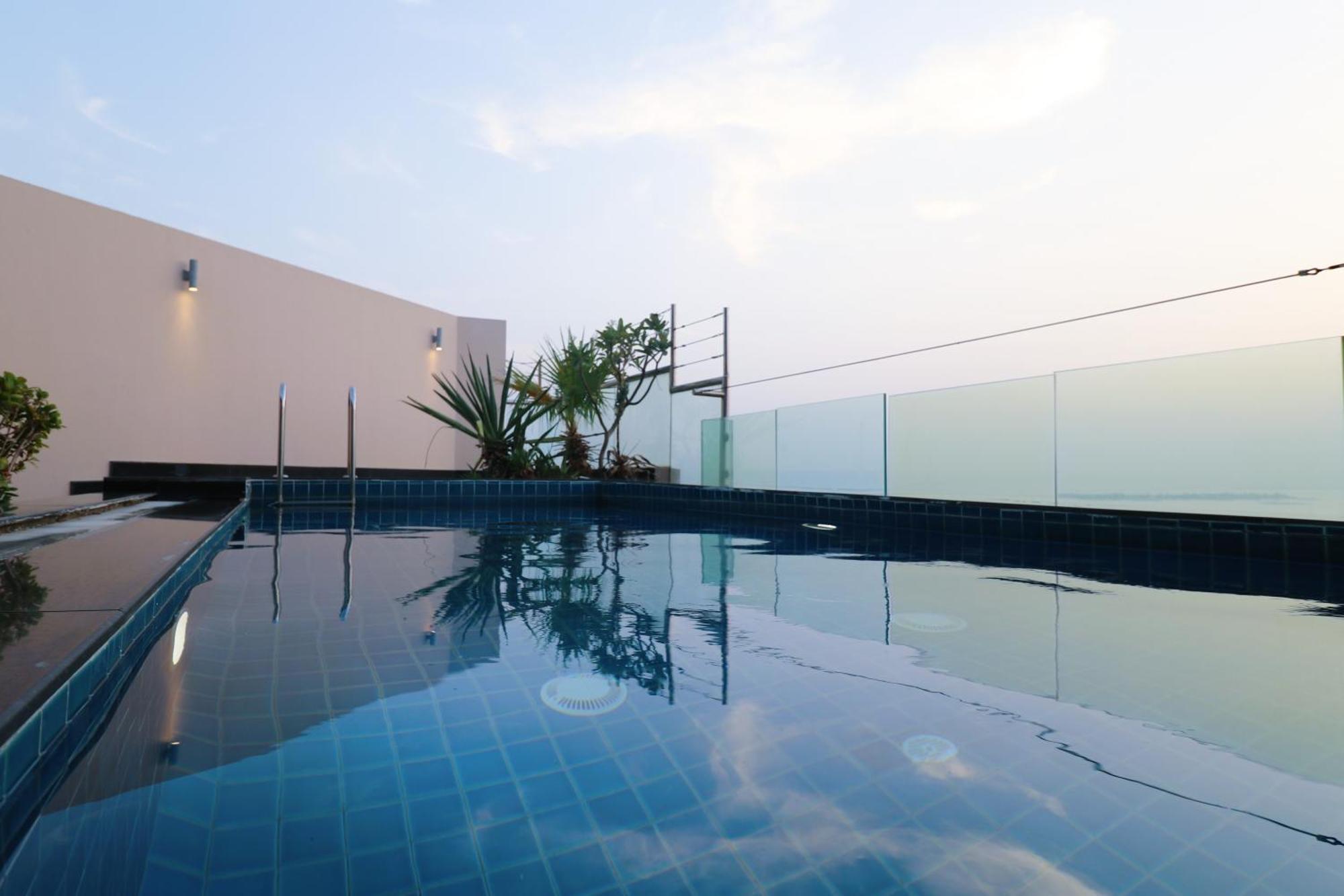 Lagoona Beach Luxury Resort And Spa Манама Екстериор снимка Rooftop pool at the hotel