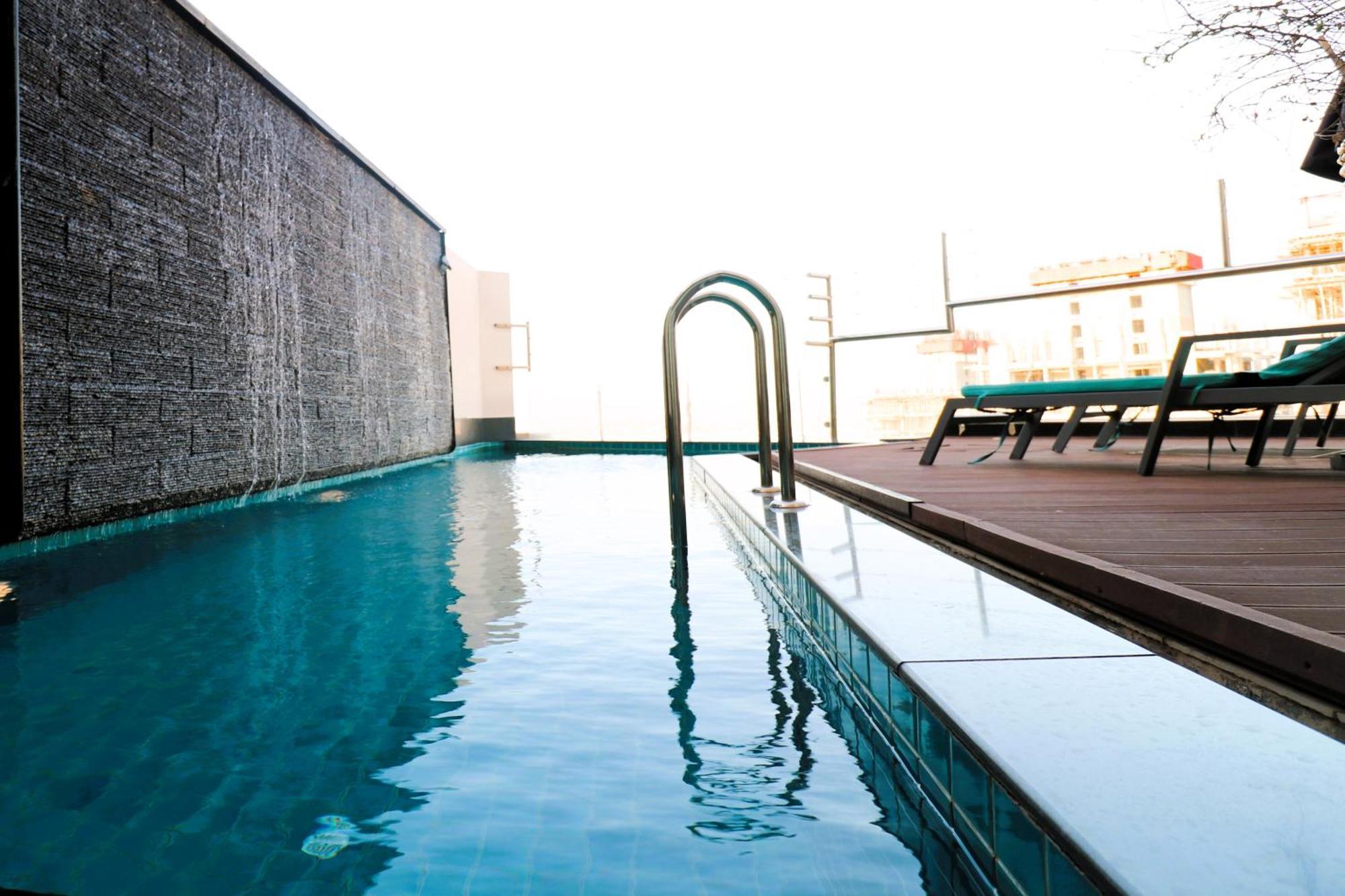 Lagoona Beach Luxury Resort And Spa Манама Екстериор снимка The rooftop pool at the hotel